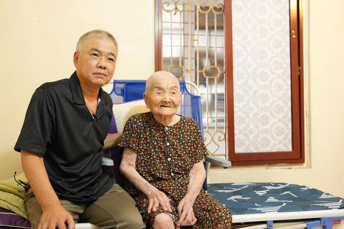 Trao quà tri ân các Mẹ Việt Nam Anh hùng và người có công tại Hà Nội