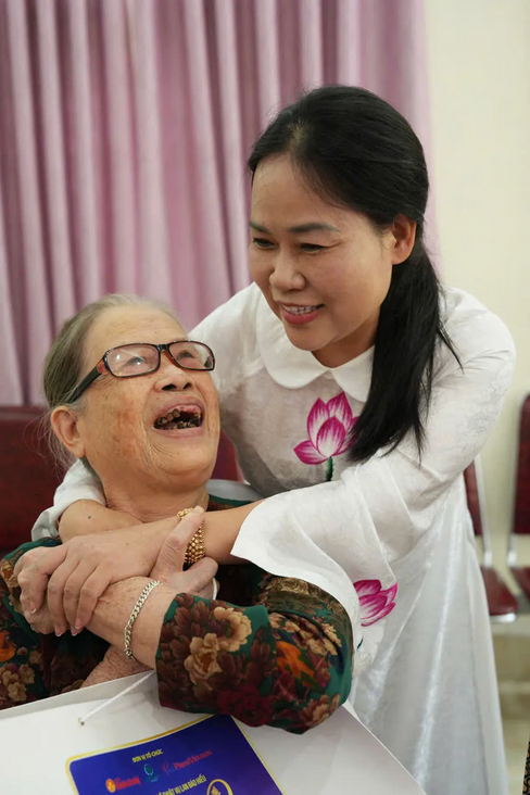 Trao quà tri ân các Mẹ Việt Nam Anh hùng và người có công tại Hà Nội