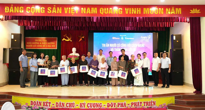 Trao quà tri ân các Mẹ Việt Nam Anh hùng và người có công tại Hà Nội