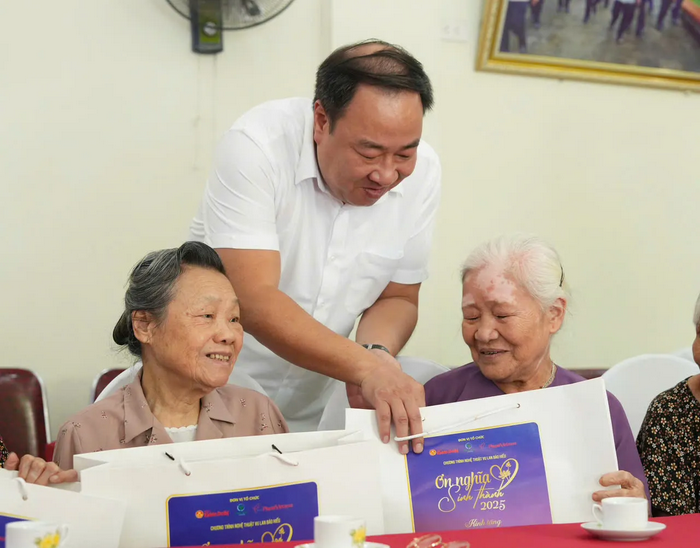 Trao quà tri ân các Mẹ Việt Nam Anh hùng và người có công tại Hà Nội