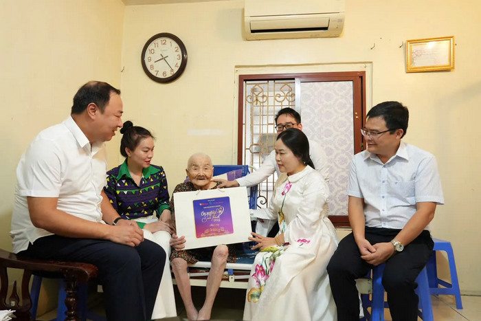 Trao quà tri ân các Mẹ Việt Nam Anh hùng và người có công tại Hà Nội