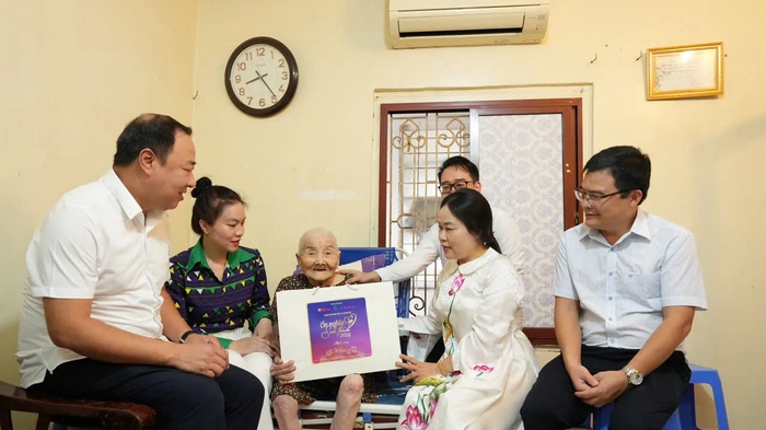 Trao quà tri ân các Mẹ Việt Nam Anh hùng và người có công tại Hà Nội