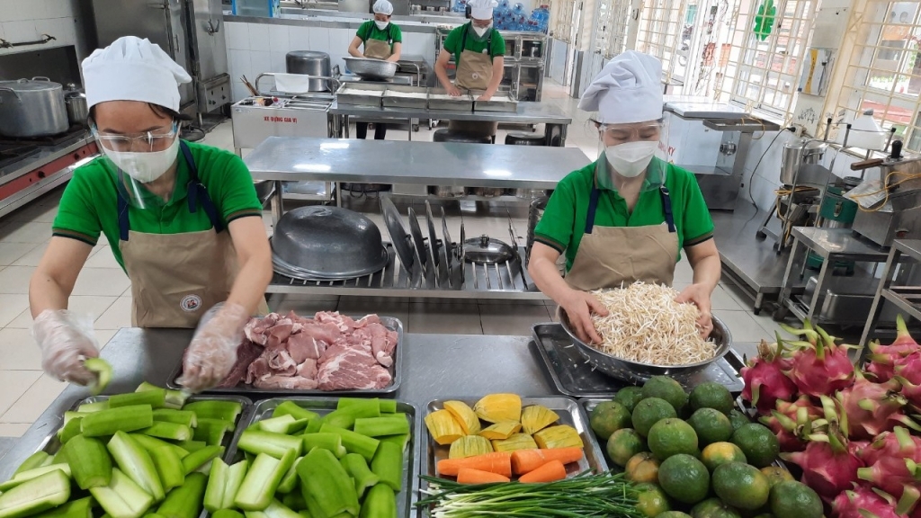 Hà Nội siết chặt an toàn thực phẩm trong và xung quanh trường học