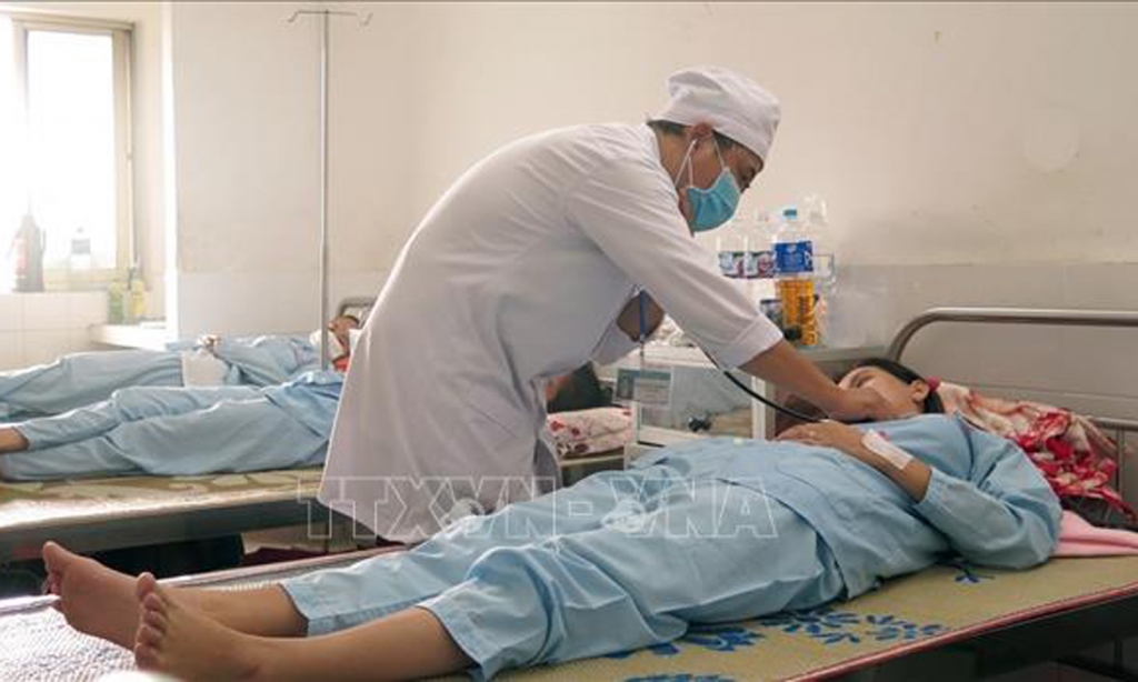 Người mắc sốt xuất huyết nặng phải nhập viện điều trị. Ảnh: TTXVN Người mắc sốt xuất huyết nặng phải nhập viện điều trị. Ảnh: TTXVN