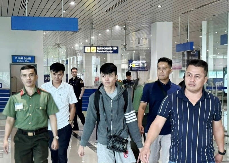 Lực lượng chức năng dẫn giải đối tượng Phạm Gia Bảo (người mặc áo khoác, xách túi hồng) tại Sân bay quốc tế Cát Bi