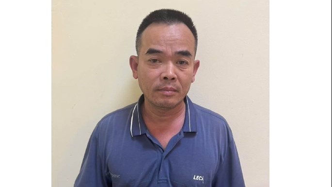 Hành vi tàn nhẫn của tài xế ô tô tại gầm cầu chui Vạn Điểm