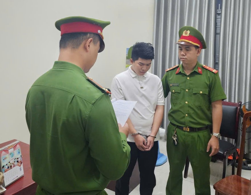 Cơ quan Cảnh sát điều tra Công an TP Đà Nẵng tống đạt các quyết định đối với Đặng Quang Hiền. Ảnh: CQCA