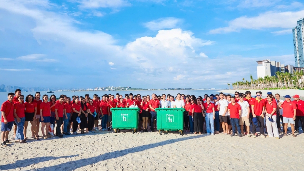 Gần 600 “chiến binh” Vietjet đồng loạt ra quân làm sạch biển Hạ Long