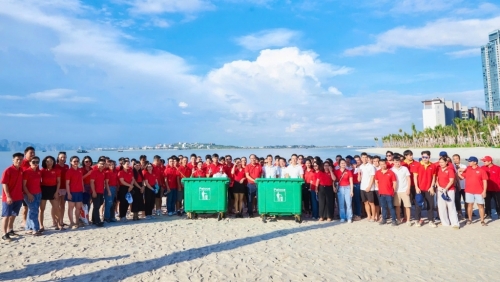 Gần 600 “chiến binh” Vietjet đồng loạt ra quân làm sạch biển Hạ Long