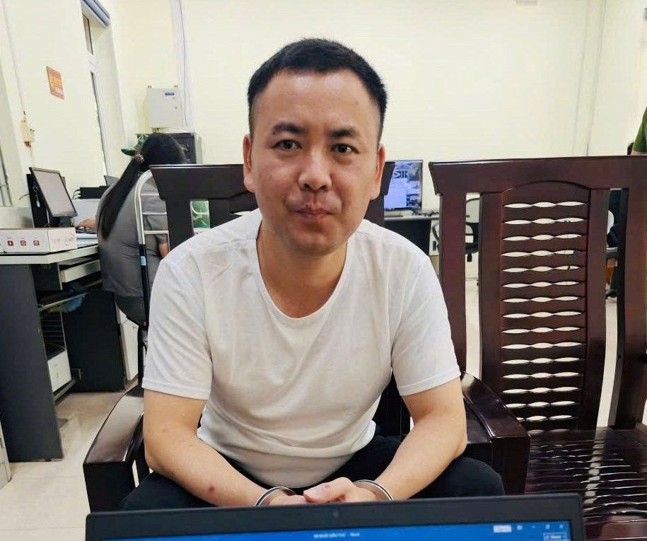 Đối tượng Phạm Văn Nhất làm việc với cơ quan công an. Ảnh: CQCA