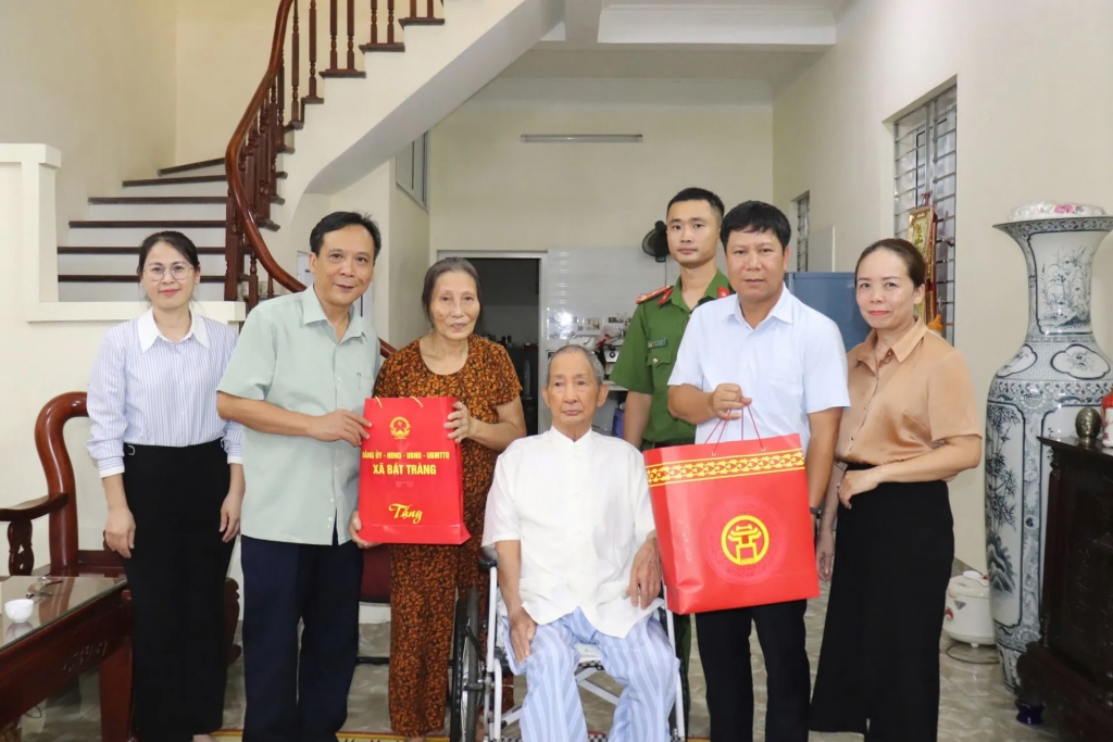 Bí thư Đảng ủy, Chủ tịch HĐND xã Bát Tràng Nguyễn Văn Quyến cùng đoàn công tác thăm, tặng quà các đối tượng chính sách, người có công trên địa bàn. Ảnh: Hoàng Quyết