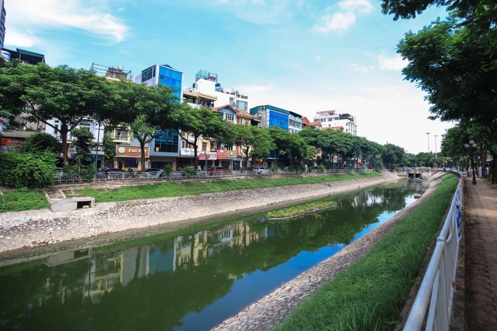 Nước sông Tô Lịch trở nên trong xanh khi được bổ cập nước từ hồ Tây. Ảnh: Duy Khánh 