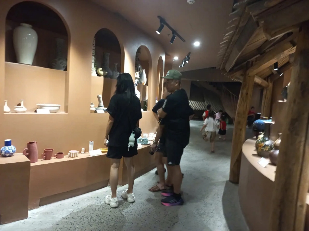 Tại không gian nghề gốm Bát Tràng xưa và nay, trưng bày những đồ gốm cổ của các thời đại khác nhau, toàn bộ không gian giống như một “lò gốm thu nhỏ” từ hình ảnh lò bầu, lò ga, lò hộp đến sản phẩm gốm thành phẩm… Ảnh: Mộc Miên