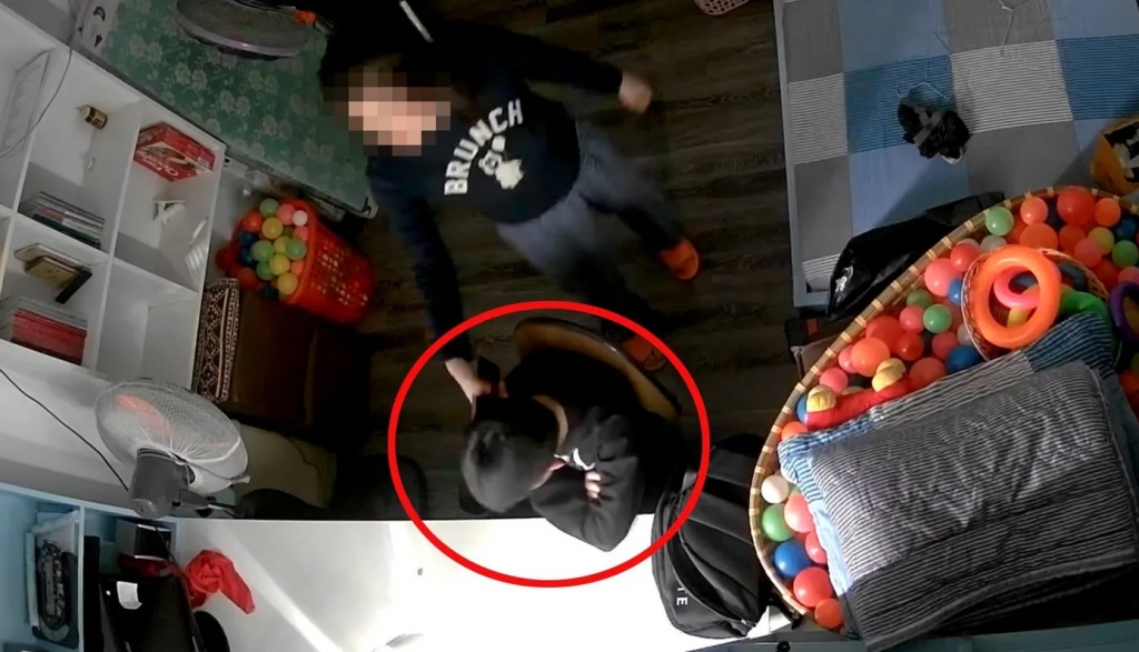 Hình ảnh ghi lại cảnh một phụ nữ cầm điện thoại đánh vào đầu bé trai. Ảnh cắt từ clip