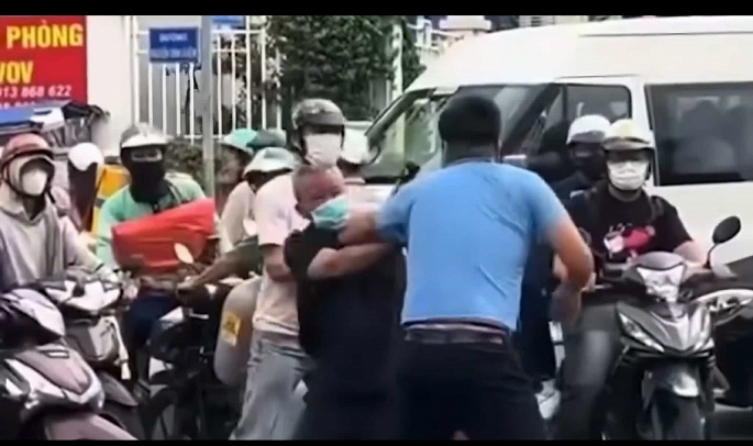 Hiện trường vụ va trạm giao thông, Ảnh: Cắt từ clip Hiện trường vụ va trạm giao thông, Ảnh: Cắt từ clip