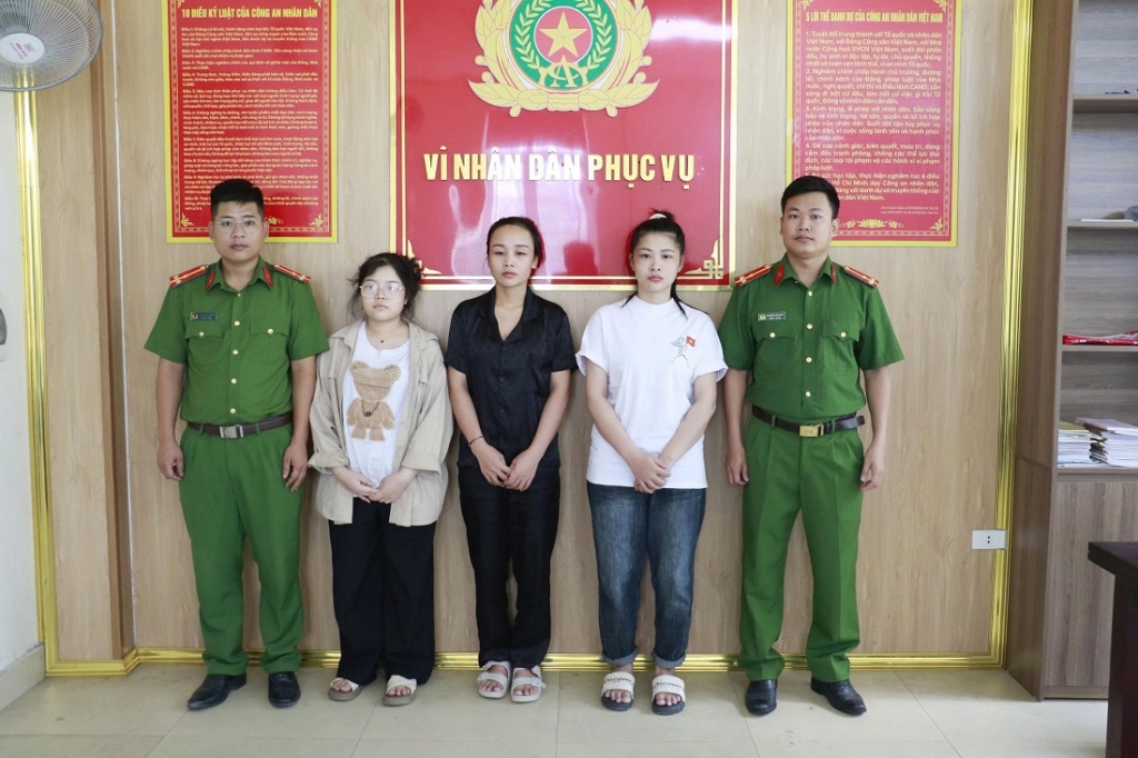 Các đối tượng Vi Thị Lan, Lô Thị Vuông và Lô Thị Nhâm tại Cơ quan Công an Các đối tượng Vi Thị Lan, Lô Thị Vuông và Lô Thị Nhâm tại Cơ quan Công an