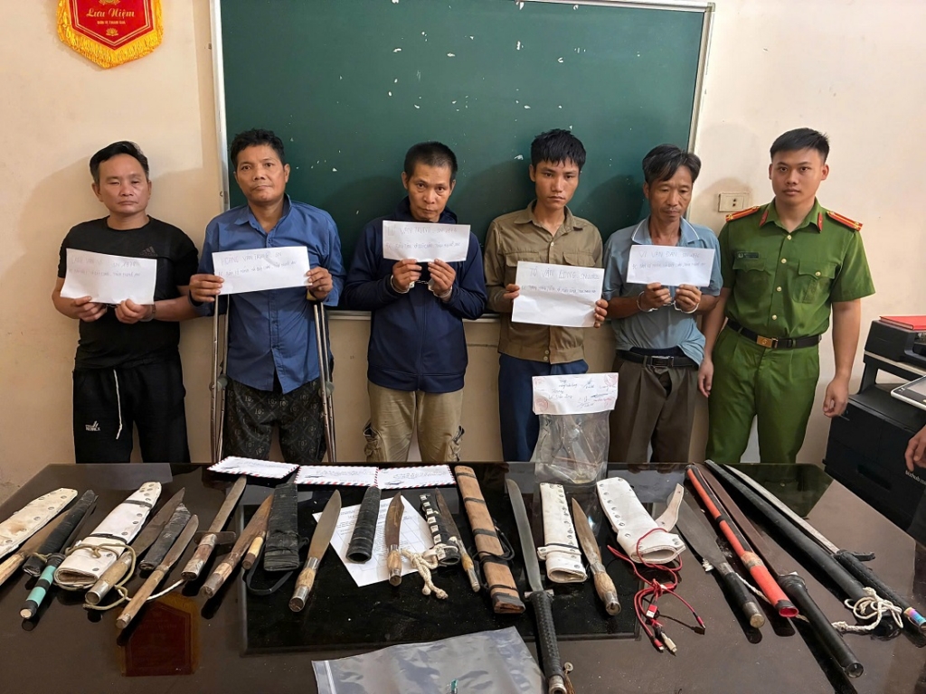 Các đối tượng bị Công an xã Quỳ Châu bắt giữ cùng tang vật. Ảnh: CQCA