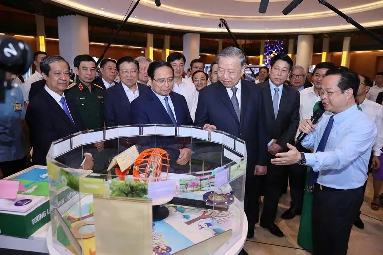 Các đại biểu tham quan triển lãm những thành tựu nổi bật trong hai lĩnh vực y tế và giáo dục tại điểm cầu chính Nhà Quốc hội. Triển lãm được tổ chức trong khuôn khổ hội nghị toàn quốc quán triệt, triển khai thực hiện 4 Nghị quyết của Bộ Chính trị - Ảnh: VGP/Nhật Bắc