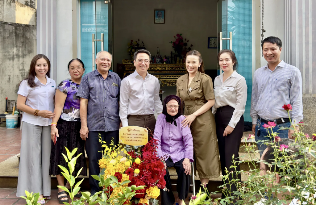 Đoàn chụp hình cùng Mẹ Việt Nam Anh hùng Nguyễn Thị Sản.