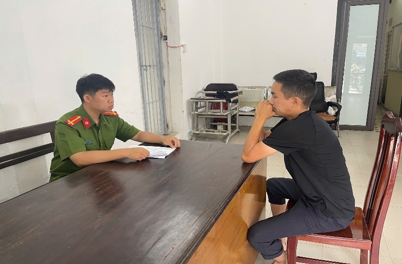 Công an phường Hoàn Kiếm làm với với đối tượng truy nã. Ảnh: CQCA