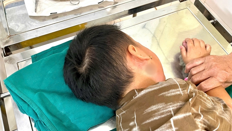 Cứu sống bé trai 4 tuổi mắc bệnh Whitmore nguy hiểm