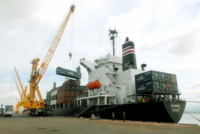 Xuất khẩu bứt tốc, UOB nâng dự báo tăng trưởng lên 7,5%