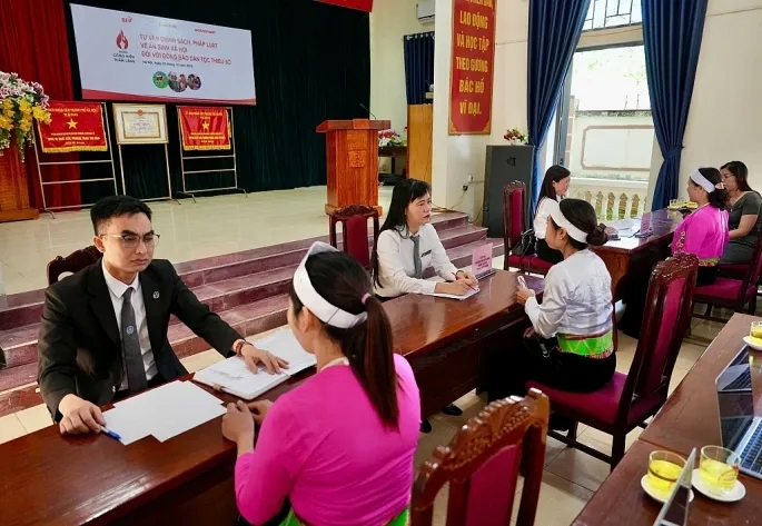 Tư vấn chính sách pháp luật về an sinh xã hội miễn phí cho đồng bào dân tộc thiểu số tại xã Khánh Thượng (cũ), nay là xã Ba Vì, TP Hà Nội. Ảnh: Duy Khánh Tư vấn chính sách pháp luật về an sinh xã hội miễn phí cho đồng bào dân tộc thiểu số tại xã Khánh Thượng (cũ), nay là xã Ba Vì, TP Hà Nội. Ảnh: Duy Khánh