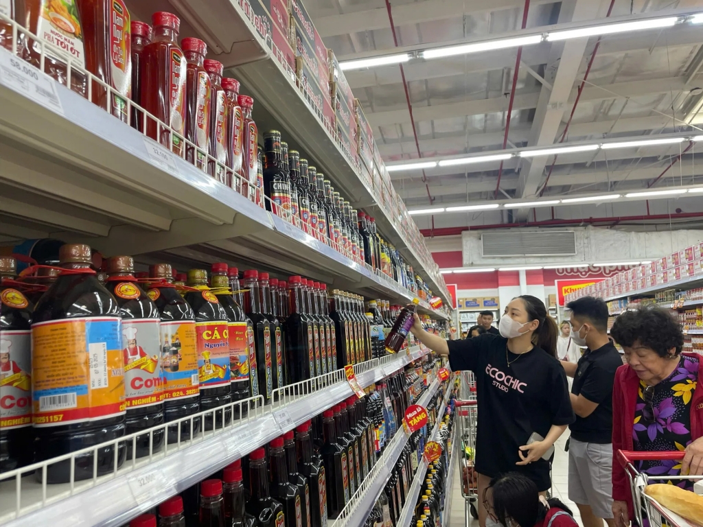 Khách hàng đang mua hàng tại siêu thị GO! Thăng Long. Ảnh: Nguyễn Đăng