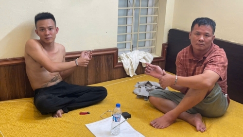 Bên trong căn phòng trọ có 2 người đàn ông lúc nửa đêm