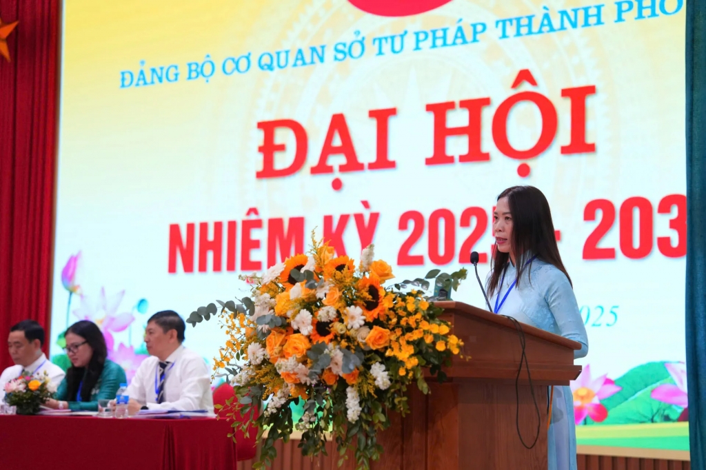 Trưởng phòng PBGDPL – Sở Tư pháp TP Hà Nội Vũ Thị Thanh Tú tham luận tại Đại hội Đảng bộ cơ quan Sở Tư pháp TP Hà Nội nhiệm kỳ 2025-2030. Ảnh: Khánh Huy Trưởng phòng PBGDPL – Sở Tư pháp TP Hà Nội Vũ Thị Thanh Tú tham luận tại Đại hội Đảng bộ cơ quan Sở Tư pháp TP Hà Nội nhiệm kỳ 2025-2030. Ảnh: Khánh Huy