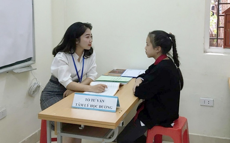 tư vấn, hỗ trợ khi người học gặp khó khăn giúp tinh thần học sinh thoải mái, lạc quan, học hành có hiệu quả và sống đúng với lứa tuổi.