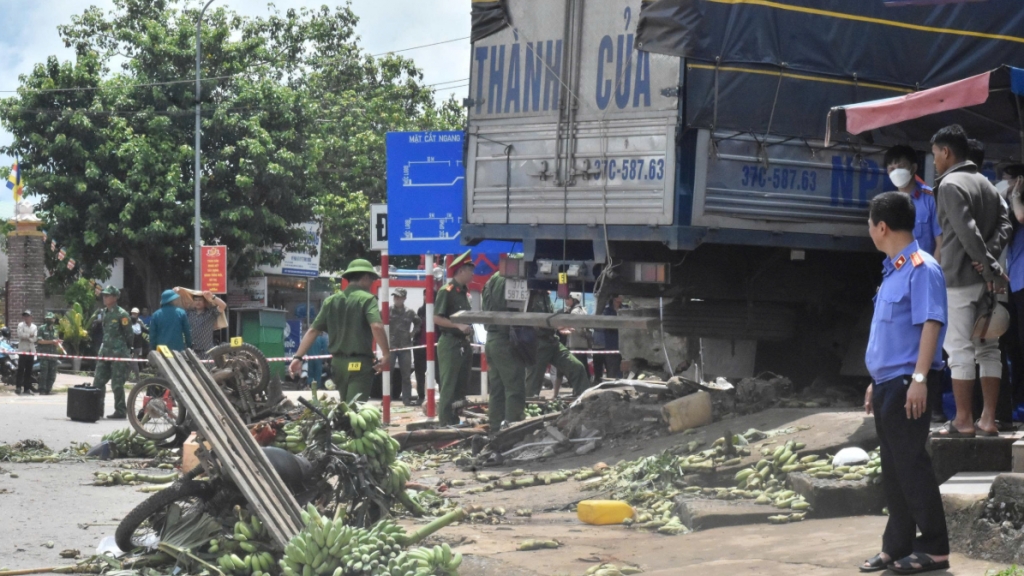 Khắc phục hậu quả vụ tai nạn giao thông đặc biệt nghiêm trọng ở Quảng Trị