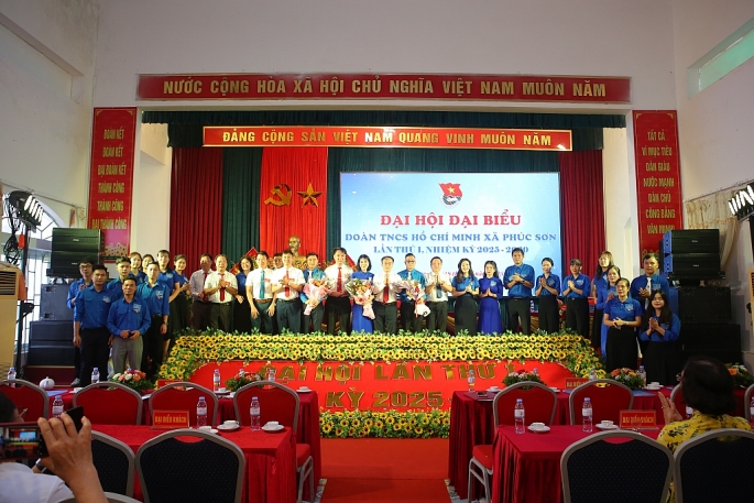 Lãnh đạo Thành đoàn Hà Nội,  Đảng ủy - HĐND - UBND - MTTQ xã Phúc Sơn tặng hoa chúc  mừng Ban Cháp  hành Đoàn xã khóa mới. Ảnh: Biên Phạm