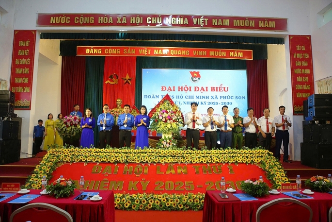 4.	Đồng chí Trần Việt Thắng - Phó Bí thư Thường trực Đảng ủy xã Phúc Sơn đại diện cho Đảng ủy – HĐND – UBND xã tặng hoa chúc mừng Đại hội. Ảnh: Biên Phạm