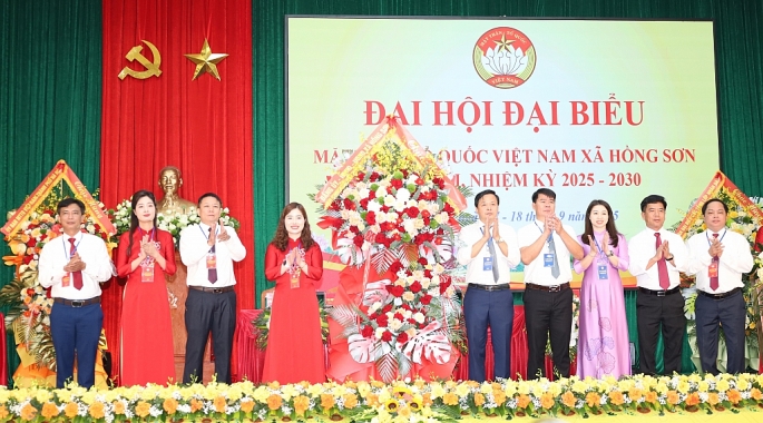 Lãnh đạo Đảng ủy - HĐND - UBND xã Hồng Sơn chúc mừng Đại hội. Ảnh: Biên Phạm
