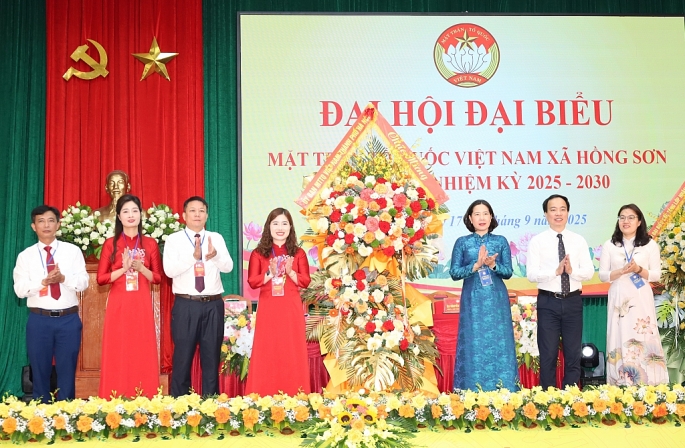 Đòng chí Lê Kim Anh tặng hoa chúc mừng Đại hội. Ảnh: Biên Phạm