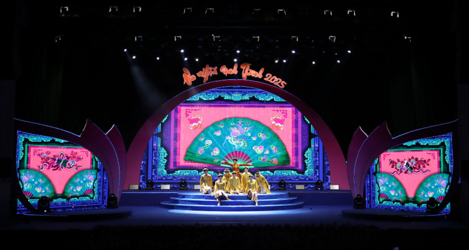 Sân khấu với công nghệ âm thanh, ánh sáng hiện đại, hứa hẹn mang đến nhiều điều bất ngờ cho khán giả.