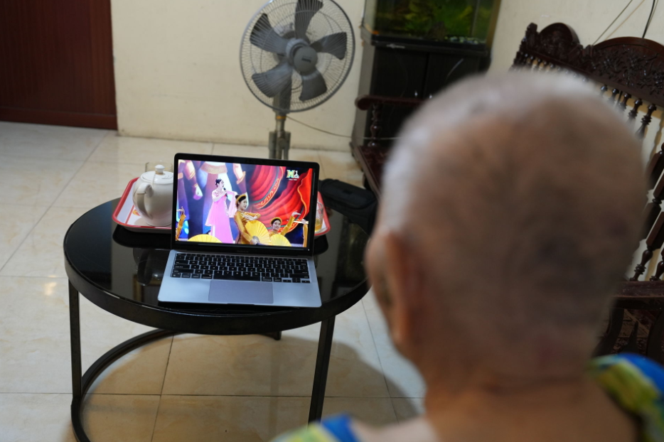 Mẹ Việt Nam Anh hùng Nhữ Thị Nghiêm xúc động theo dõi Chương trình &quot;Ơn nghĩa sinh thành 2025&quot; qua truyền hình