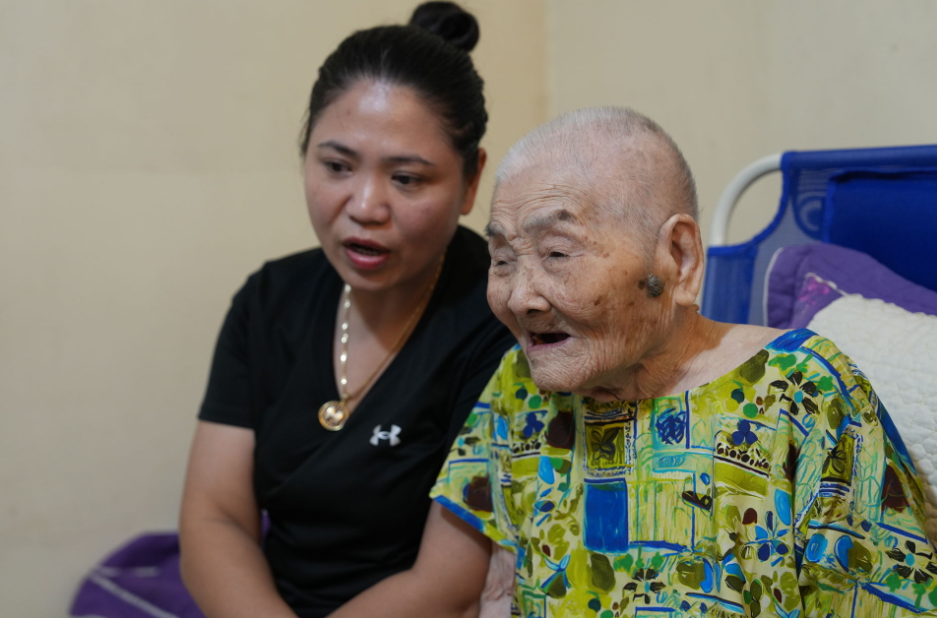 Mẹ Việt Nam Anh hùng Nhữ Thị Nghiêm xúc động theo dõi Chương trình &quot;Ơn nghĩa sinh thành 2025&quot; qua truyền hình