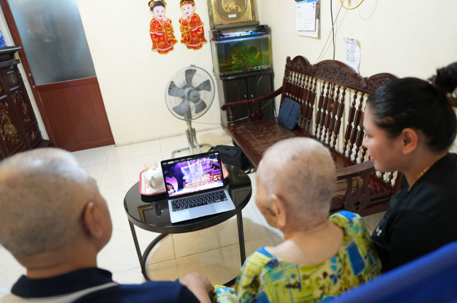 Mẹ Việt Nam Anh hùng Nhữ Thị Nghiêm xúc động theo dõi Chương trình &quot;Ơn nghĩa sinh thành 2025&quot; qua truyền hình