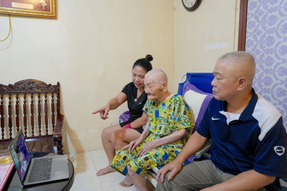 Mẹ Việt Nam Anh hùng Nhữ Thị Nghiêm xúc động theo dõi Chương trình &quot;Ơn nghĩa sinh thành 2025&quot; qua truyền hình