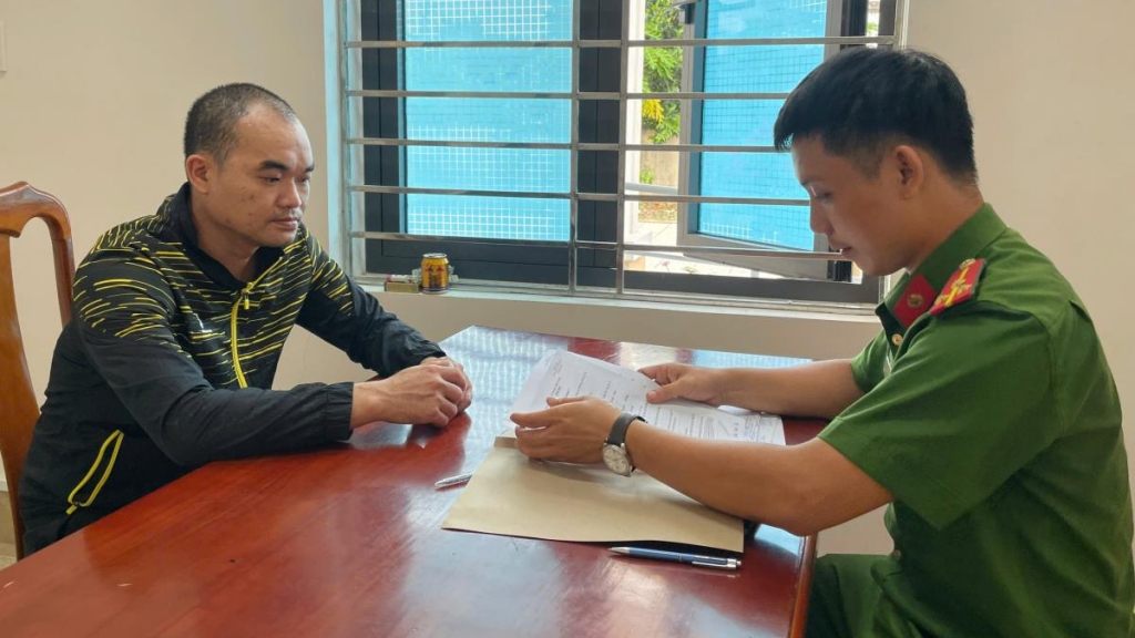 Nhân viên bảo vệ quán karaoke và bí mật cất giấu trong phòng kho