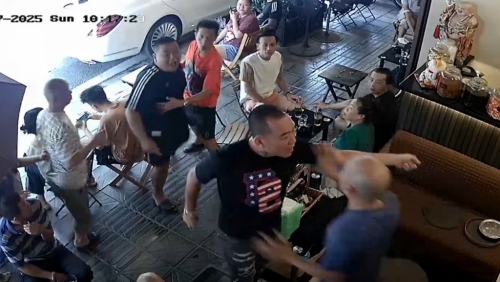 Nhắc nhở đỗ xe gây tắc đường, người đàn ông bị hành hung