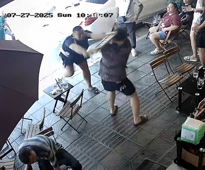 Nhắc nhở đỗ xe gây tắc đường, người đàn ông bị hành hung