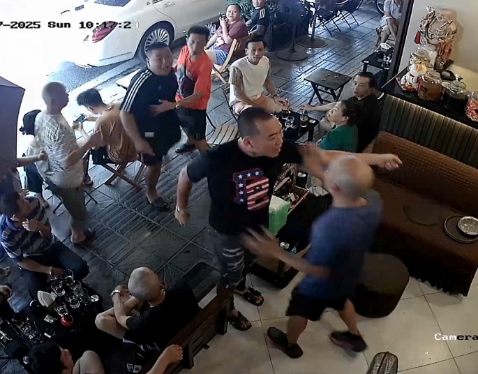 Nhắc nhở đỗ xe gây tắc đường, người đàn ông bị hành hung