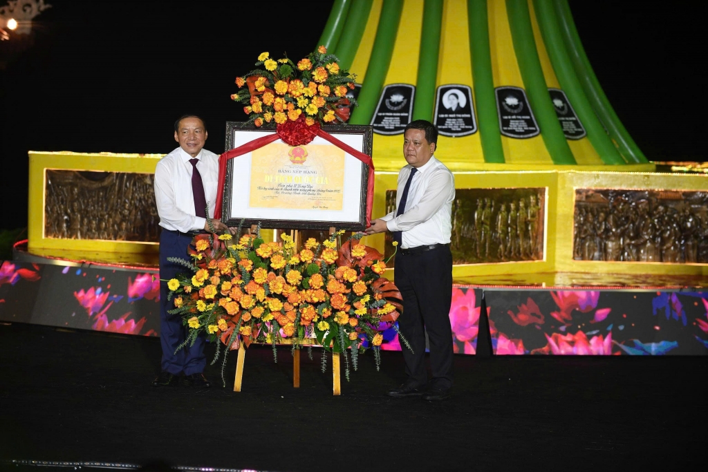 Bộ trưởng Bộ Văn hóa, Thể thao và Du lịch Nguyễn Văn Hùng trao Bằng xếp hạng Di tích lịch sử quốc gia cho lãnh đạo tỉnh Quảng Trị. Bộ trưởng Bộ Văn hóa, Thể thao và Du lịch Nguyễn Văn Hùng trao Bằng xếp hạng Di tích lịch sử quốc gia cho lãnh đạo tỉnh Quảng Trị.