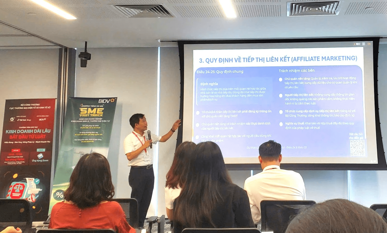 Pháp luật thương mại điện tử: cảnh báo vi phạm và mức phạt nghiêm khắc cho người bán