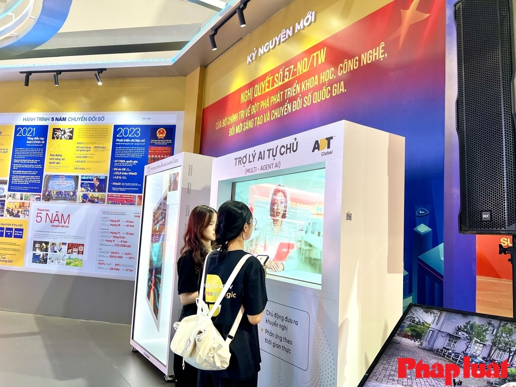 Khách tham quan, trải nghiệm tương tác với trợ lý AI trong gian trưng bày các sản phẩm khoa học công nghệ tại Triển lãm thành tựu Đất nước. Ảnh: Vân Lê