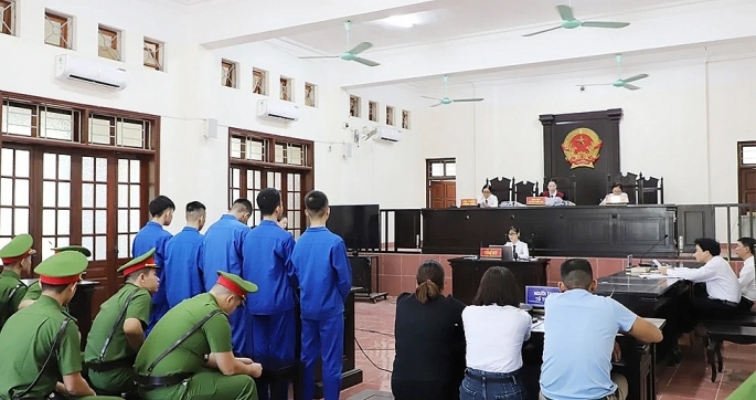 Phú Thọ: 5 bị cáo lĩnh án hơn 17 năm tù vì lừa đảo làm “bùa yêu” trên mạng xã hội Phú Thọ: 5 bị cáo lĩnh án hơn 17 năm tù vì lừa đảo làm “bùa yêu” trên mạng xã hội