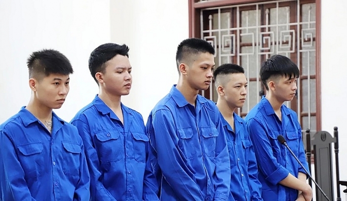 Phú Thọ: 5 bị cáo lĩnh án hơn 17 năm tù vì lừa đảo làm “bùa yêu” trên mạng xã hội Phú Thọ: 5 bị cáo lĩnh án hơn 17 năm tù vì lừa đảo làm “bùa yêu” trên mạng xã hội
